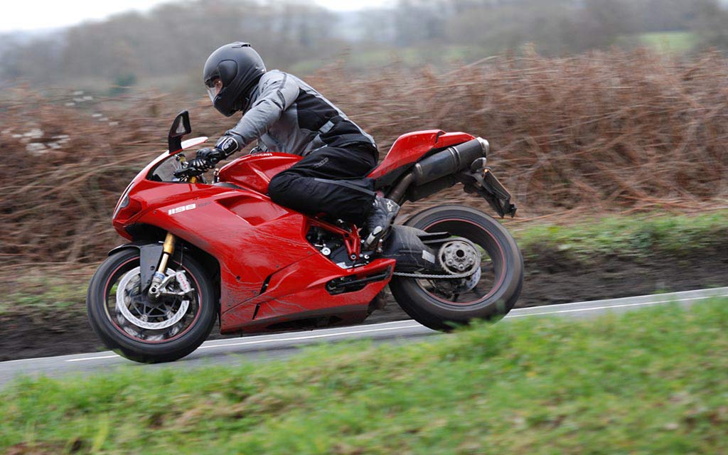 warm winter motorcycle clothing - Biker's Guide to Winter